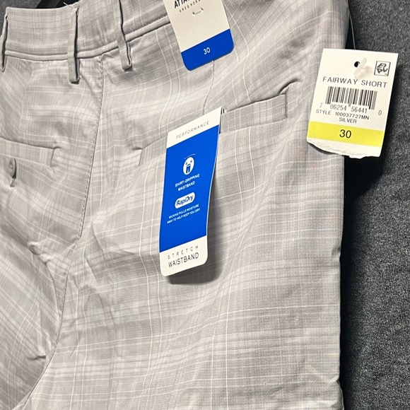 💥3/$15💥NWT Greg Norman Men’s Performance Fairway Shorts - Size 30, Color Silver - Picture 11 of 11